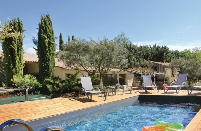 On the edge of the charming mountain village of Bonnieux and thus in the middle of Provence, this ch