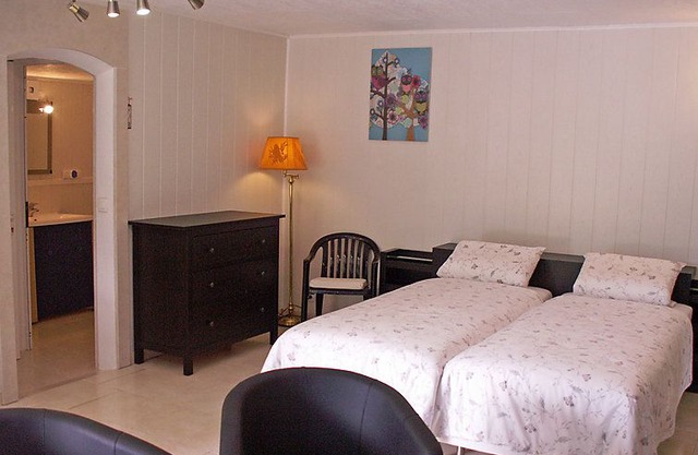 One bedroom Apartment, sleeps 2 in Caumont-sur-Durance with Pool and WiFi