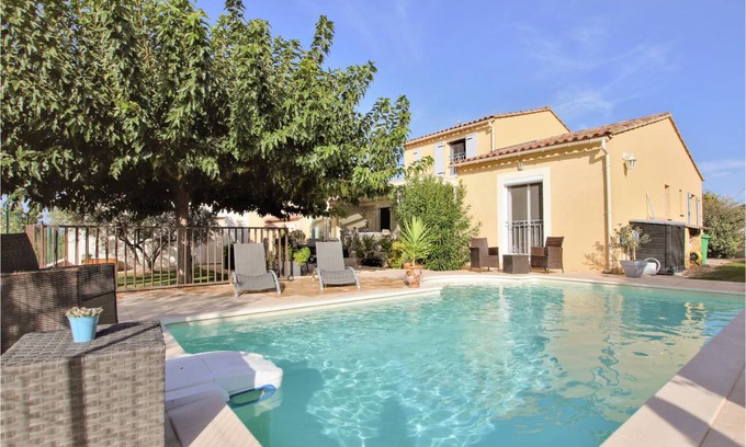 Noves House | 130 m² House ∙ 3 bedrooms ∙ 6 guests