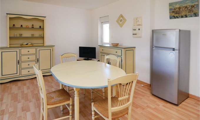 Le Sambuc Apartment | 2 bedroom accommodation in Le Sambuc
