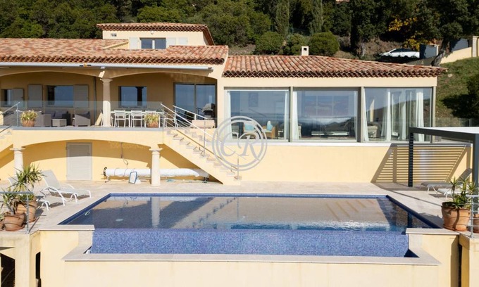 La Londe-les-Maures House | 200 m² House ∙ 4 bedrooms ∙ 9 guests