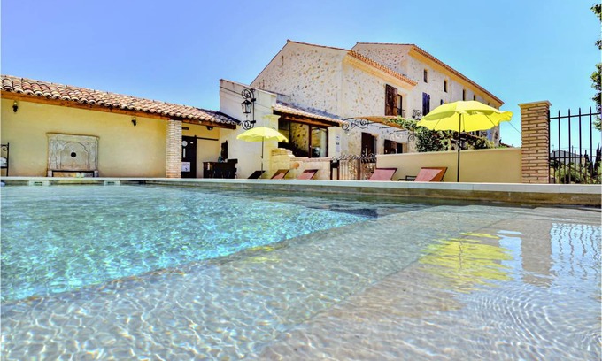 Vallabregues House | 247 m² House ∙ 6 bedrooms ∙ 16 guests