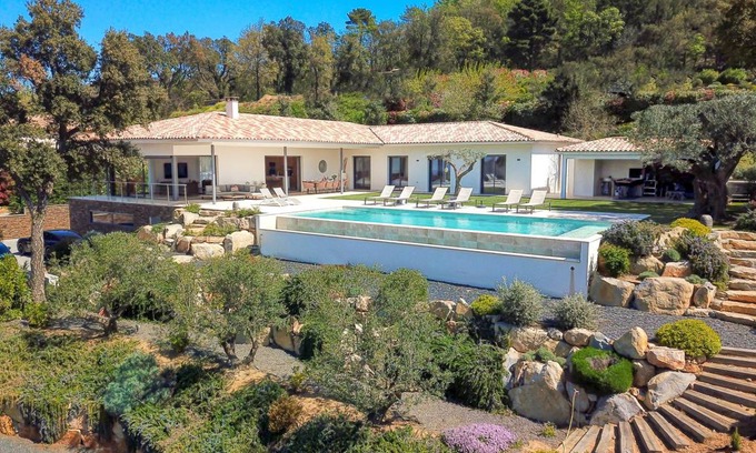La Garde-Freinet Villa | 250 m² Villa ∙ 5 bedrooms ∙ 10 guests