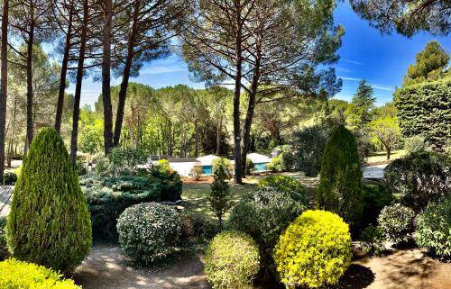 La Tour-d'Aigues Bed & Breakfast | 300 m² Bed and breakfast ∙ 4 bedrooms ∙ 8 guests