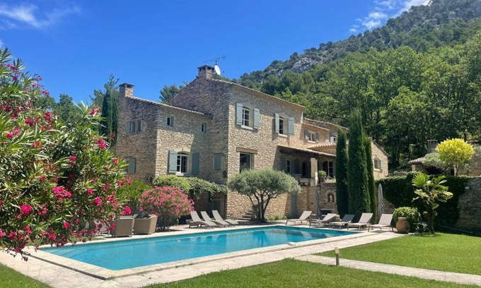 Robion House | 300 m² House ∙ 5 bedrooms ∙ 12 guests