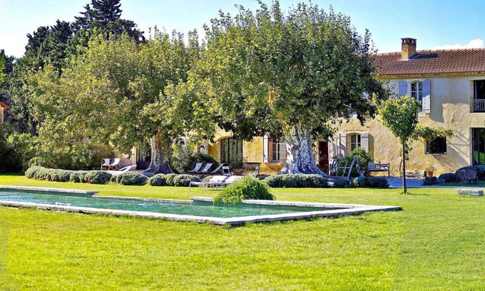 Le Thor House | 380 m² Farmhouse ∙ 6 bedrooms ∙ 12 guests