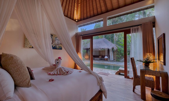 Ubud Villa | 4 BR Contemporary Elegance Villa in Ubud with Ethnic Touch and Tatched Roof