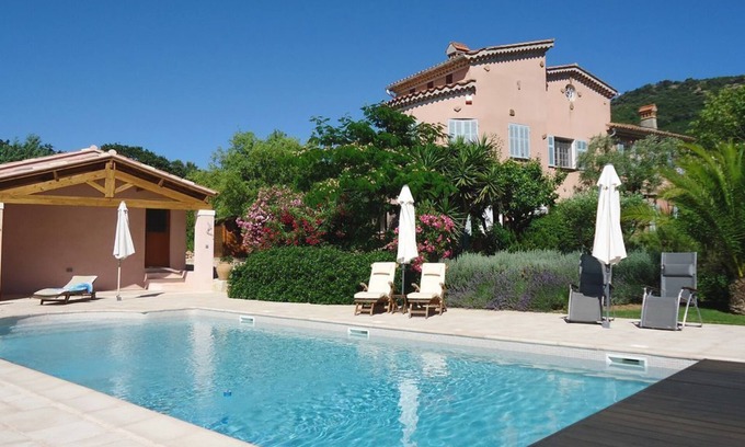 Le Pradet Villa | 4 * old winery villa with heated pool & sea views