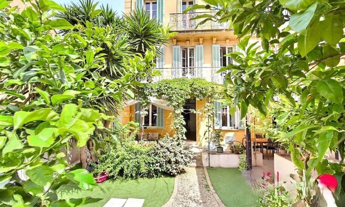 Toulon House | Authentic Provencal family home 10 rooms, 6 bedrooms, sleeps 9.