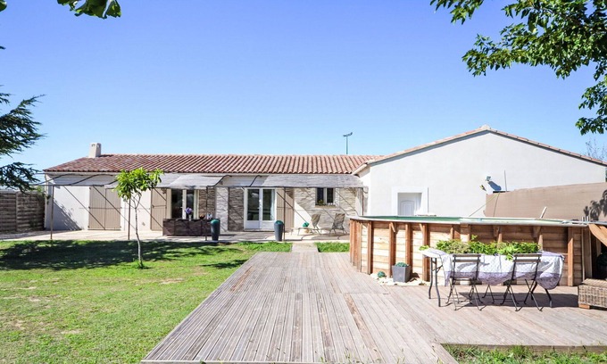 Pernes-les-Fontaines Villa | Beautiful private villa for 6 people with WIFI, private pool, A/C, TV and patio