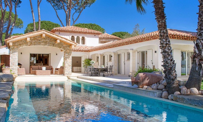 Cogolin Villa | Beautiful private villa with WIFI, private pool, A/C, hot tub, TV, terrace and pets allowed