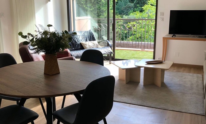 Avignon City Centre Apartment | Beautiful sunny apartment intra-muros. Calm and parking