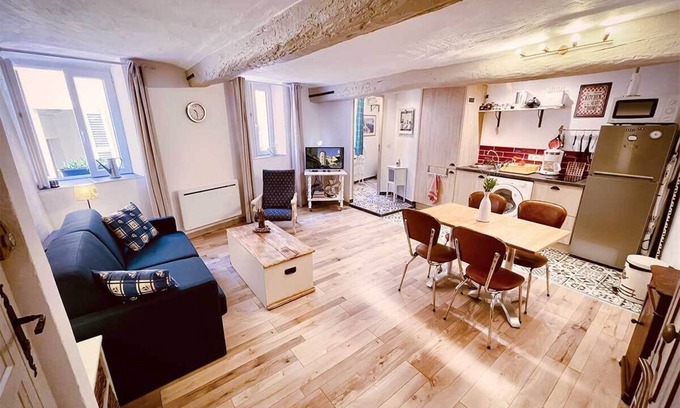 Hyeres City Centre Apartment | Bright, charming studio (30 m2) in the heart of Vieux Hyères