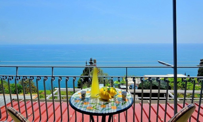 Vettica Apartment | Casa Lunarella: A characteristic and welcoming apartment which faces the sun and the sea, with Free WI-FI.