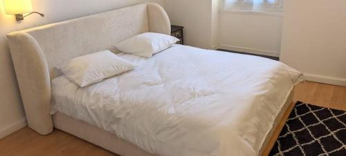 Le Thor Bed & Breakfast | Chambre Voltaire ou Chambre Beckett, terrasse en bord de Sorgue