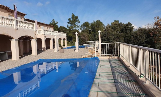 Le Cannet-des-Maures Villa | Chic Villa in le Cannet des Maures with Pool and Terrace