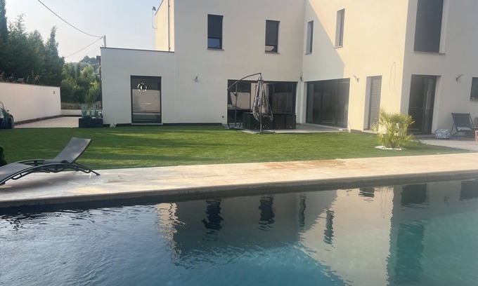 Vaison-la-Romaine Villa | Contemporary home in Vaison-la-Romaine Comfort, light & heated pool in Provence