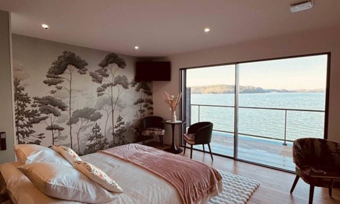 Saint-Mitre-les-Remparts Bed & Breakfast | Evasion room - mia casa