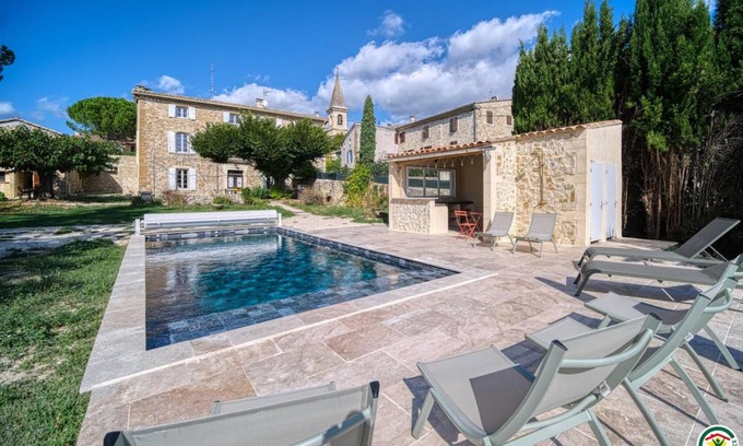 Saint-Pantaleon-les-Vignes House | 240 m² Gîte ∙ 6 bedrooms ∙ 12 guests
