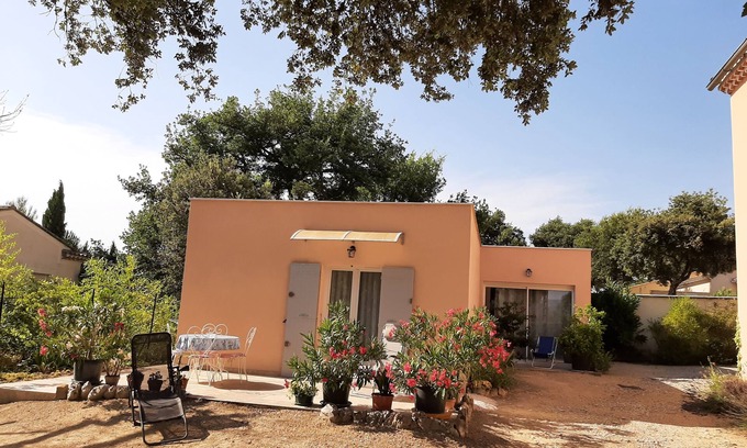 Mormoiron Apartment | Gîte sous le Chêne Vert/Ideal for cyclists and hikers/Free private parking
