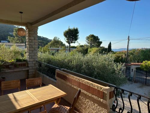 Carqueiranne Apartment | Haut de Villa de 90m2, terrasse vue mer, plages à 5min