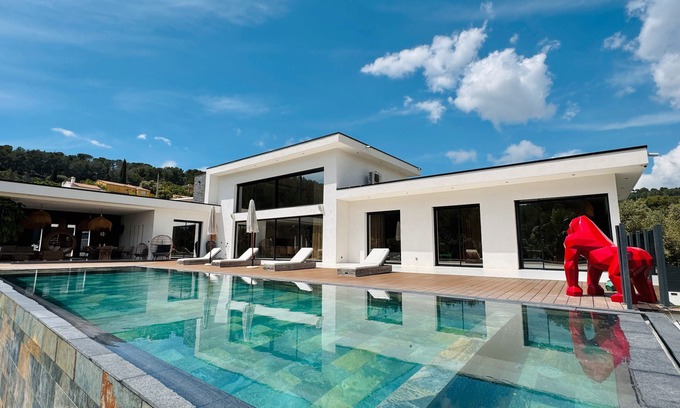 Bandol House | Holiday Home 'California Baïa Bandol' with Private Pool, Wi-Fi and Air Conditioning