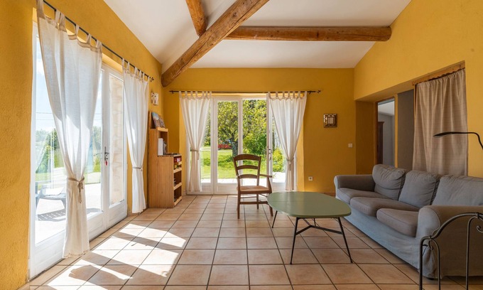 Saint-Christol House | Holiday Home 'La Bellimure' with Mountain View, Shared Terrace and Wi-Fi