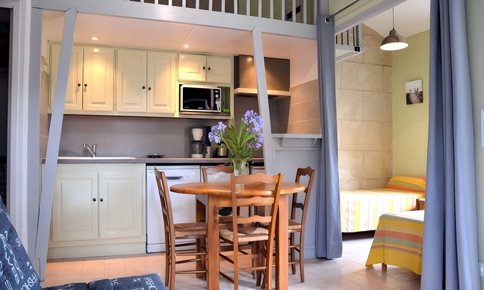 Raphele-les-Arles House | Holiday Home 'Maison De Vacances Fontenelle' with Shared Pool, Wi-Fi and Air Conditioning