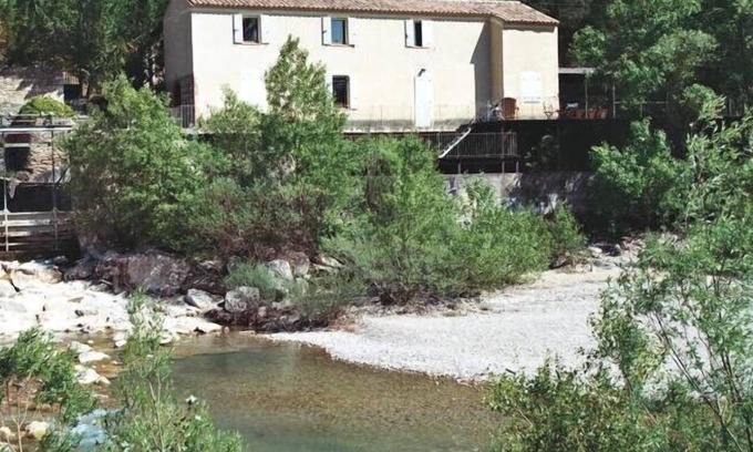 Entrechaux House | House on exceptional site in immediate edge of river.