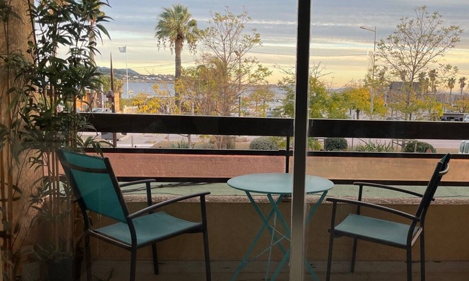 Bandol Apartment | Hyper city center with sea-view terrace, right on the beach.