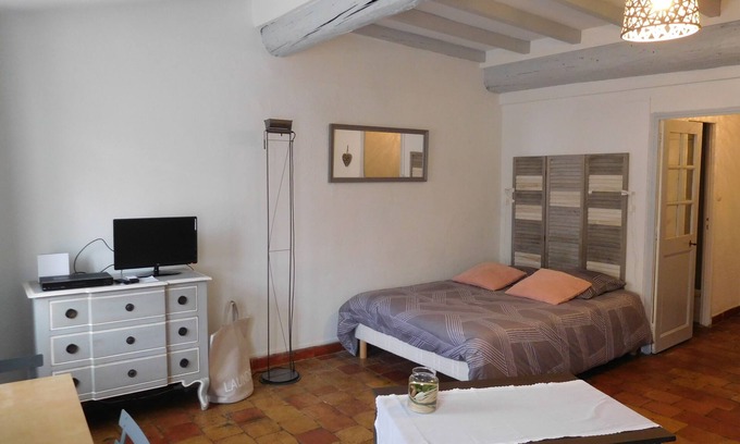 Aix-en-Provence Historic Centre Apartment | large bright studio of 35 m² in the historic heart of Aix en Provence, wifi