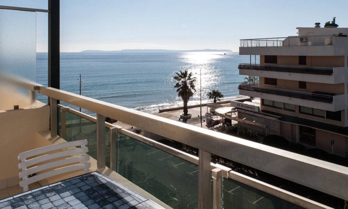 Le Lavandou Apartment | Le Lavandou, Comfy cabin studio to rent for 4 people, sea view, direct access to the beach
