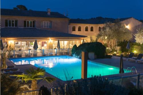 Le Thoronet Hotel | Logis Hostellerie De L'Abbaye