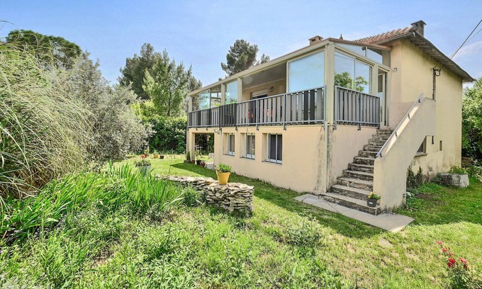 Villes-sur-Auzon House | Look forward to outdoor wellness on vacation in this vacation home!