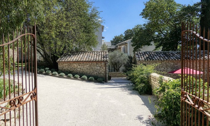 Menerbes House | Luxury house in Ménerbes: 5 bdr, private pool, air conditioning, pets allowed, parking