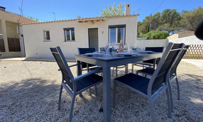 Saint-Mitre-les-Remparts House | Maison de L'etang de Berre, Douceur de Vivre en Provence