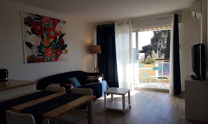 Sanary-sur-Mer Apartment | Quiet T2 apartment, 48m2, Air-conditioned, sleeps 4, south-facing terrace, private parking