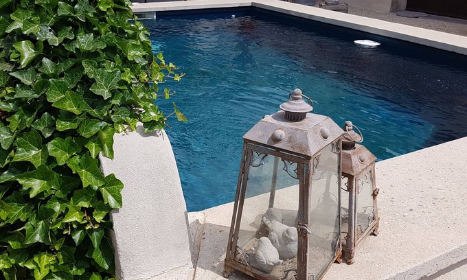 Chateauneuf-de-Gadagne Bed & Breakfast | Room 'Livaline' with Shared Pool, Wi-Fi and Air Conditioning