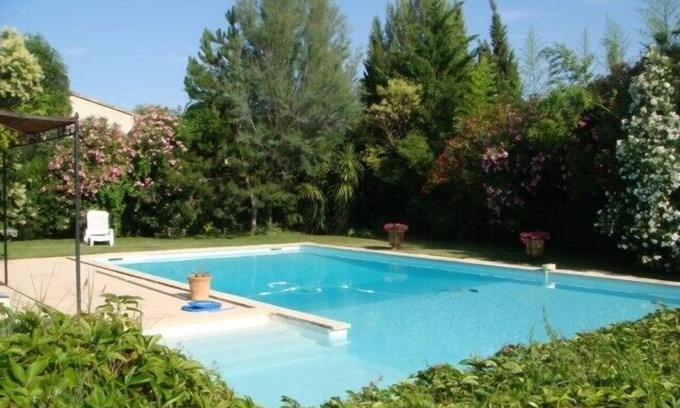 Tavel House | Small house by a private pool in a pleasant setting