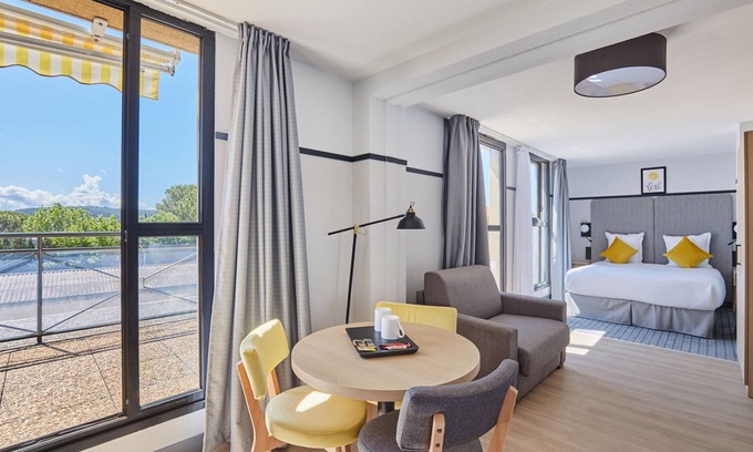 Couronne Urbaine Apartment | Studio à deux pas du centre-ville + terrasse