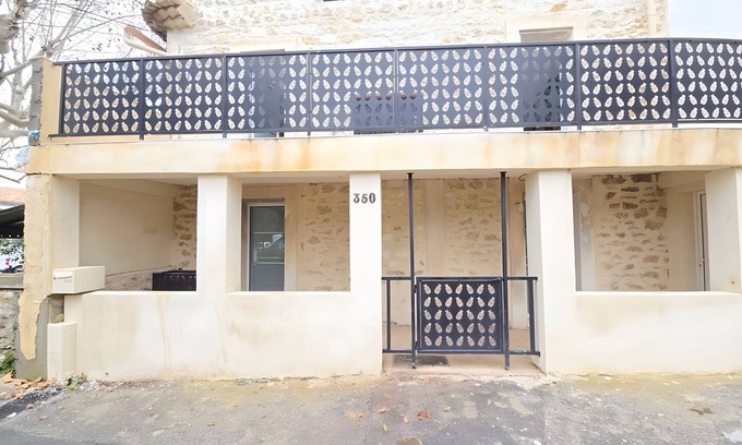 Robion Apartment | Studio Apartment 'Canto Cigalo Rdc 1' with Wi-Fi and Air Conditioning