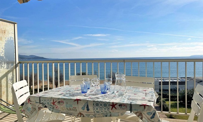 Le Lavandou Apartment | Studio in Le Lavandou with parking, direct beach access
