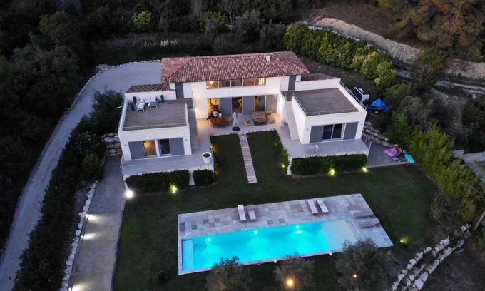 Nord Villa | Villa Contemporaine à Aix-en-provence Avec vue et Piscine XXL