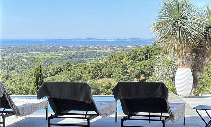 La Londe-les-Maures House | Villa for 8 People with Heated Pool and Sea View