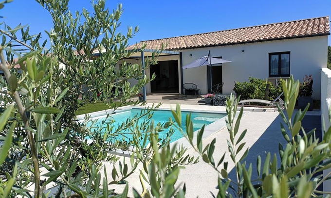 Bedarrides Villa | Vineyard villa with pool