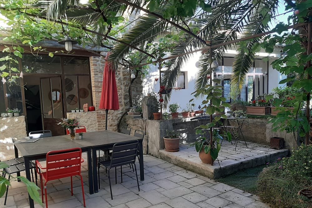 Mondragon House | Mas au Coeur D'un Village Provençal