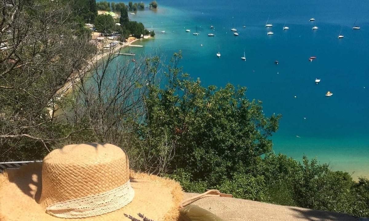 Sainte-Croix-du-Verdon Apartment | Beautiful duplex with terrace. Breathtaking view of Lac Ste Croix du Verdon