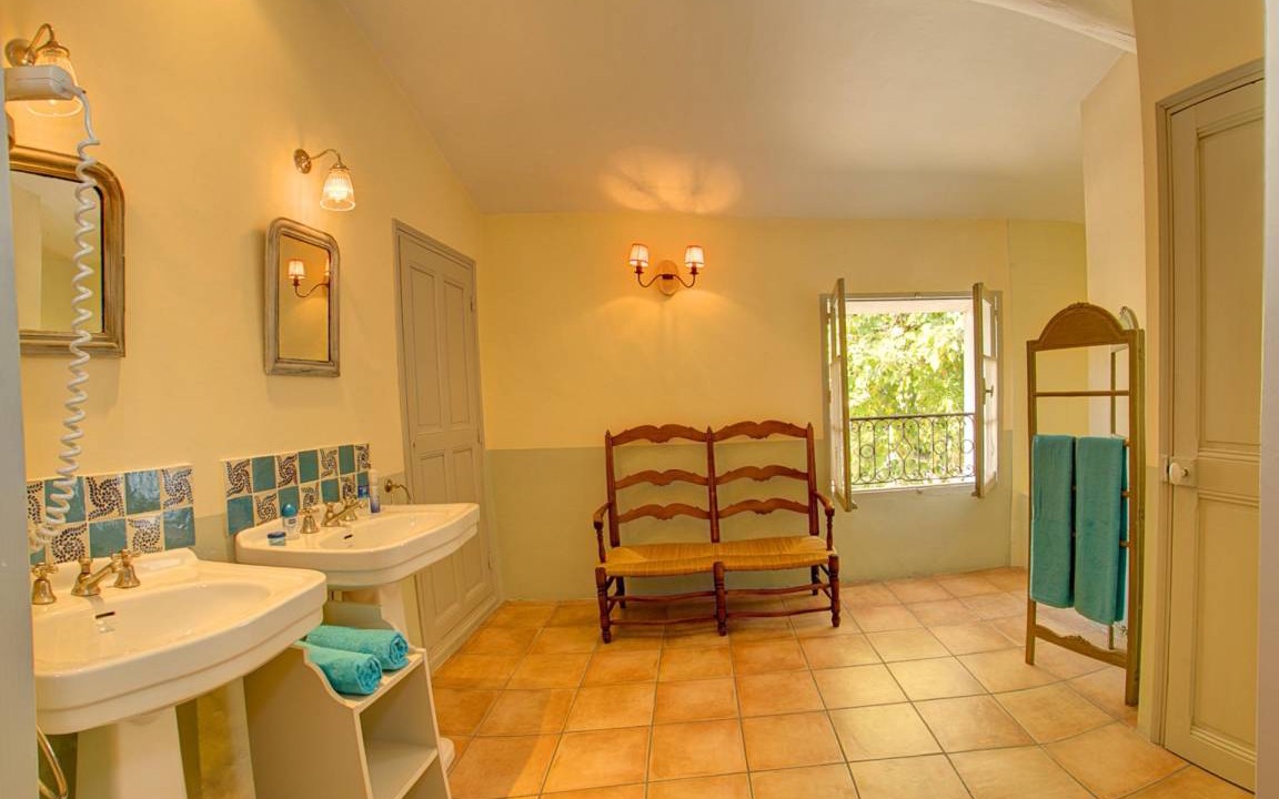 Photo of Bathroom in Caromb
