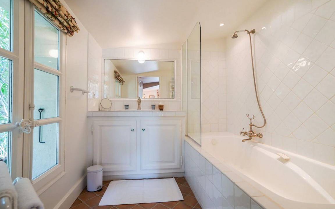 Photo of Bathroom in Verquieres