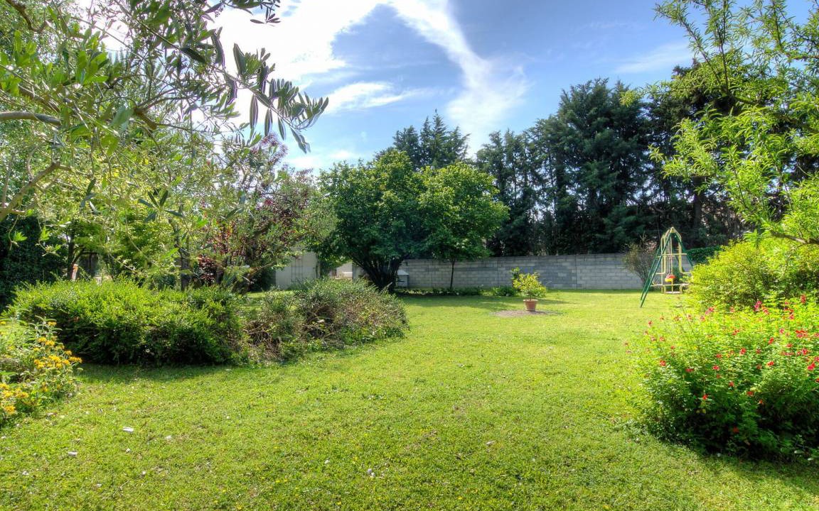 Photo of Others in Noves